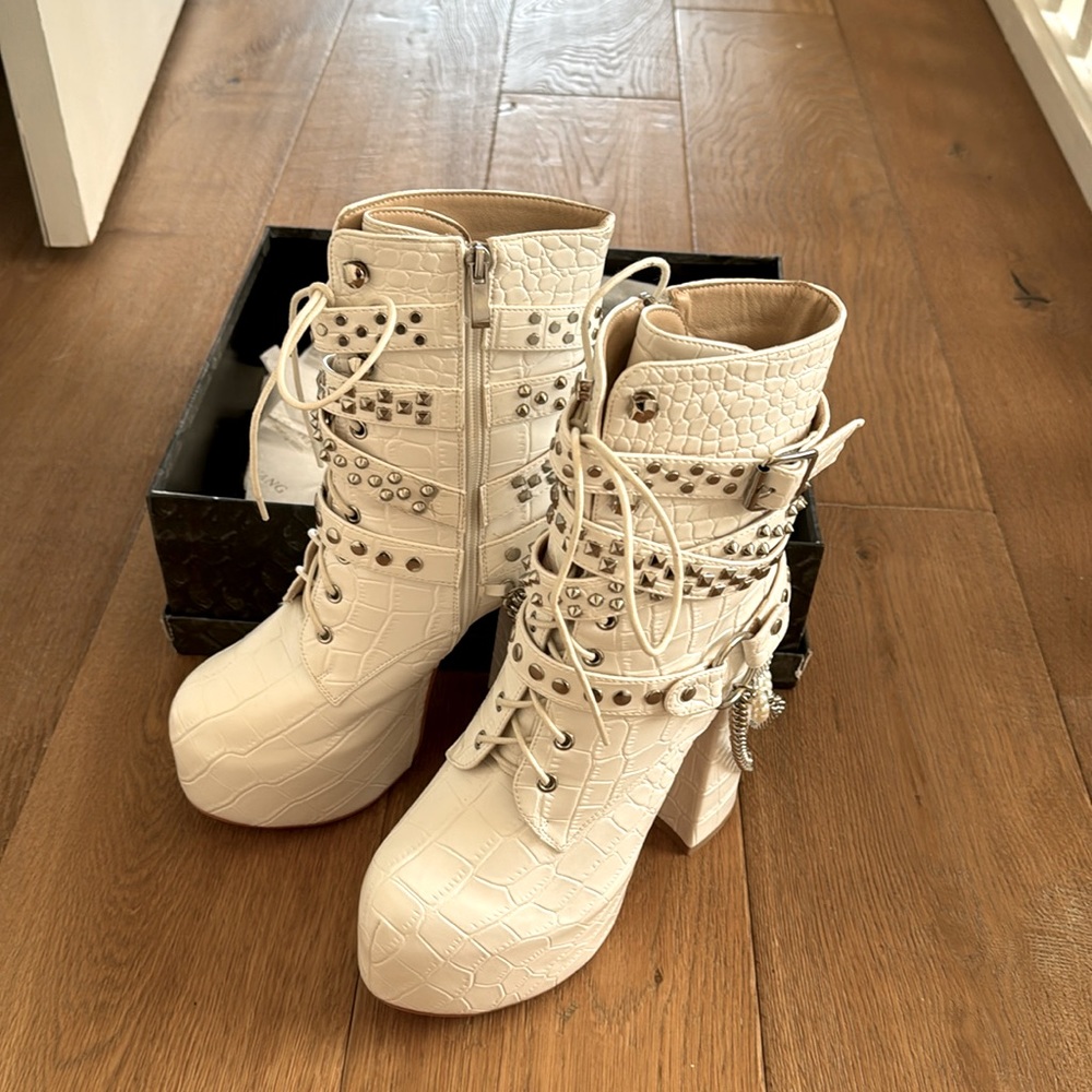 Azalea Wang Heather’s white size size 9 new inbox